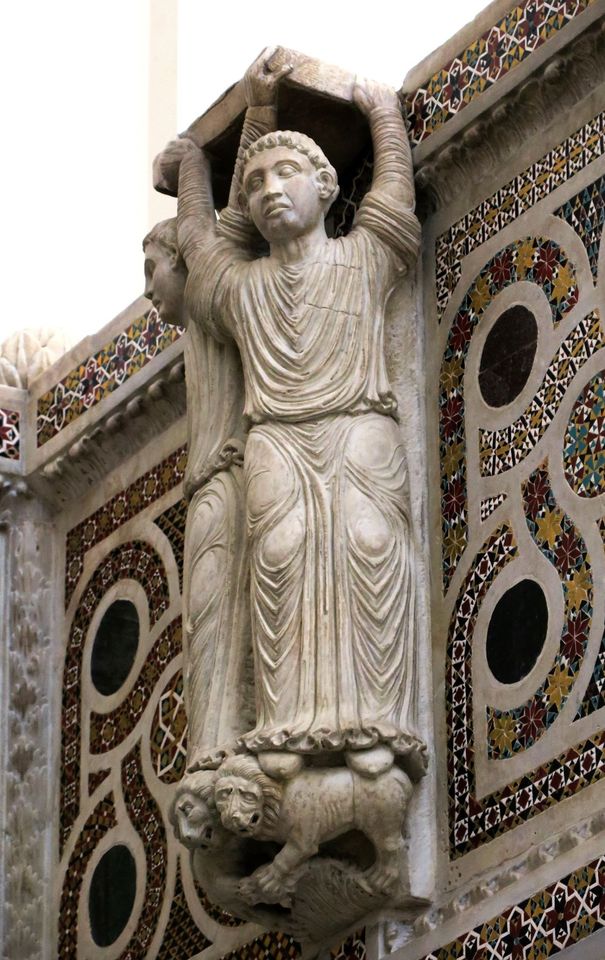 Leggio rivolto verso il coro scolpito con una coppia di diaconi